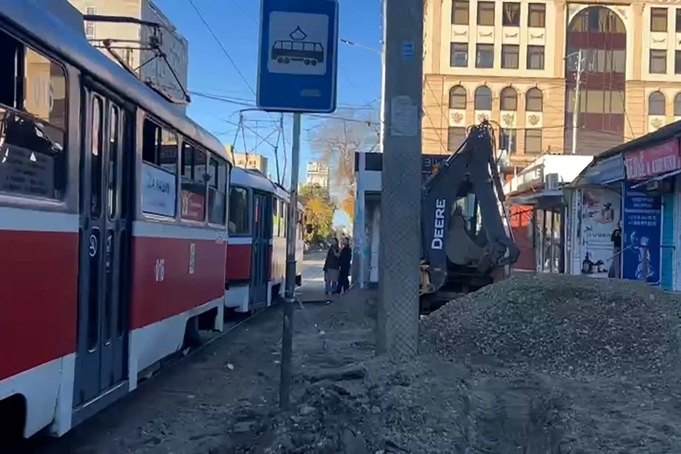 На улице Коммунаров в Краснодаре начался ремонт тротуаров и остановок. Фото: пресс-служба мэрии Краснодара