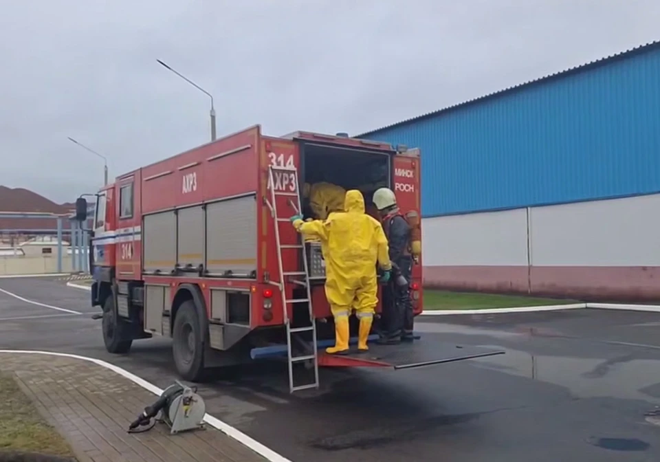 На месте происшествия работают спасатели. Фото: кадр видео МЧС Беларуси.