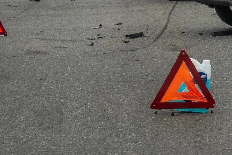 Мотоциклист врезался в кроссовер в Новосибирске.