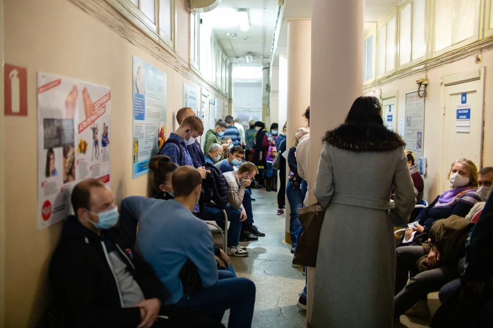 Жители жалуются на многочасовые очереди в больницах.