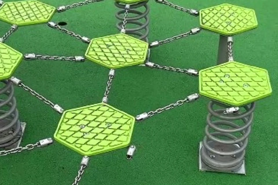 Вандалы громят сквер. Фото: скриншот видео