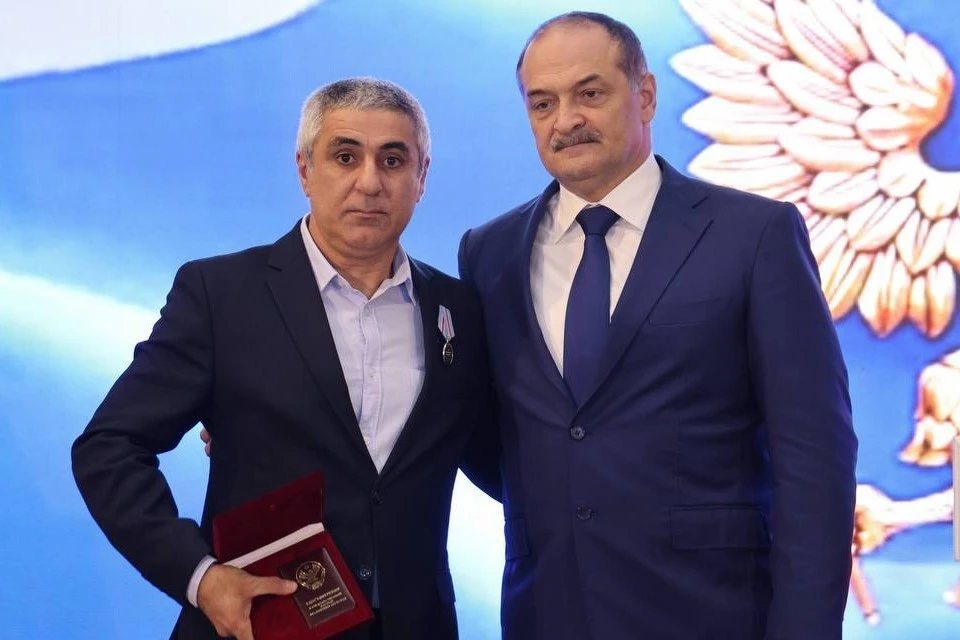 В Дагестане наградили дальнобойщика, помешавшего взлету 30 дронов ВСУ, фото: пресс-служба Меликова