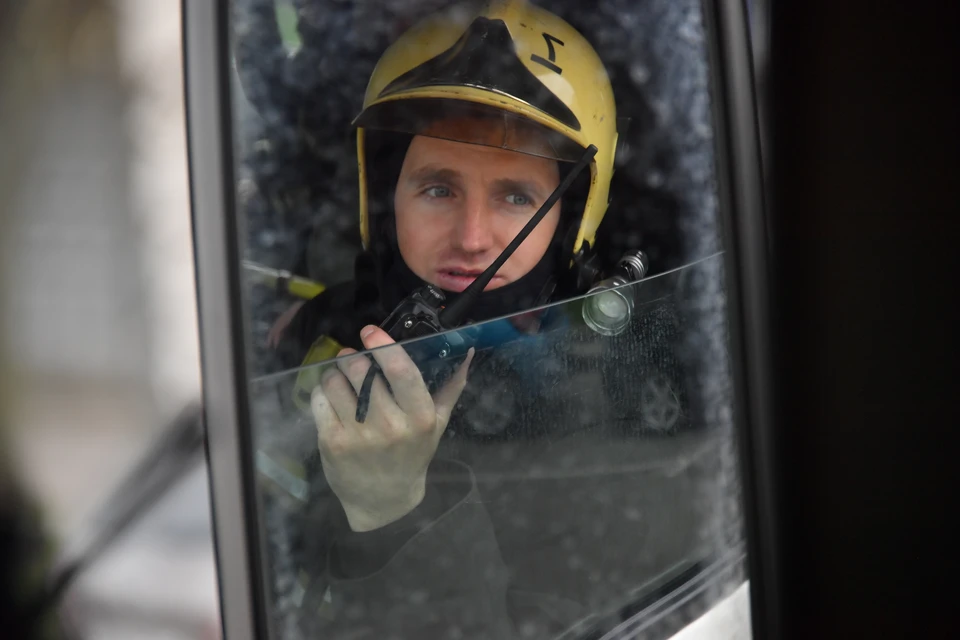 Хлопок и возгорание произошли в одной из квартир жилого многоэтажного дома