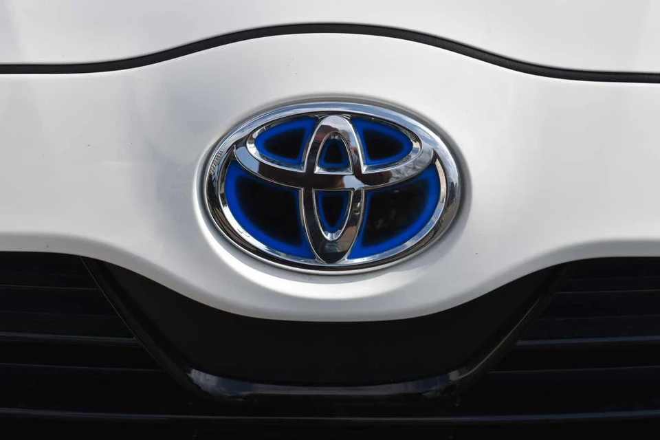 В РФ идут продажи новых внедорожников Toyota 4Runner. Stoqliq / Shutterstock.com / Fotodom