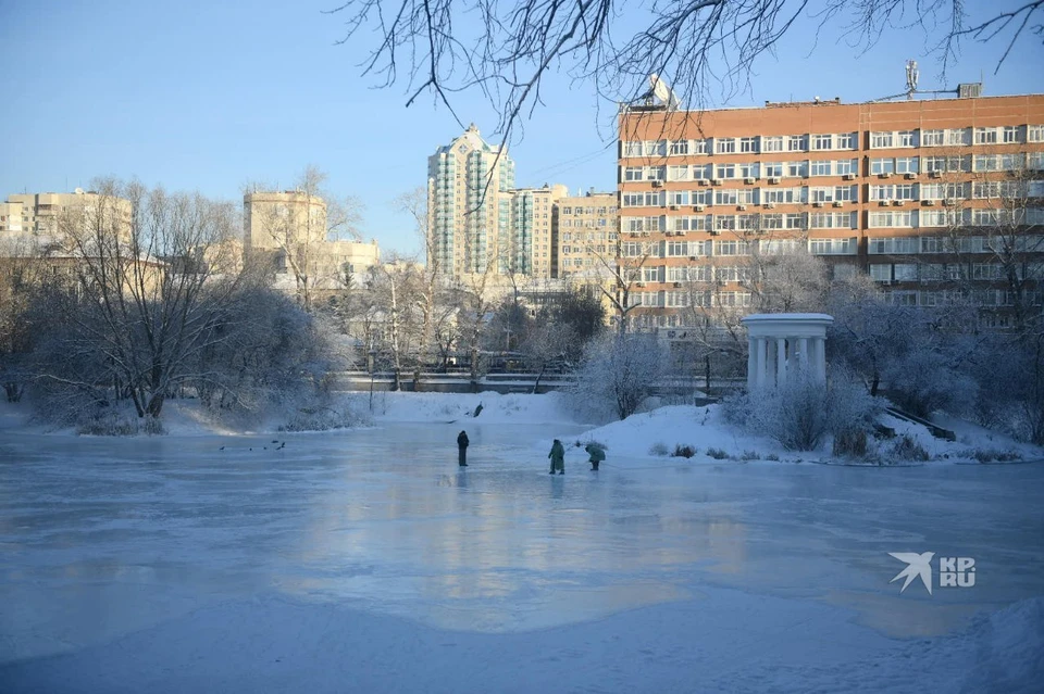 В местах с родниками, течениями и впадением ручьев лед тоньше