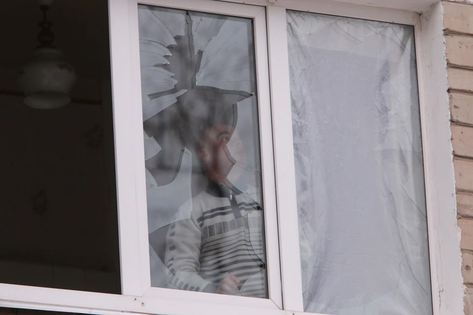 Из-за падения беспилотника в детском саду выбило стекла.