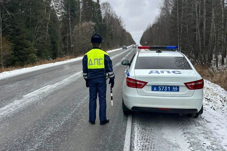 При движении в плохую погоду необходимо снизить скорость, увеличить дистанцию и избегать резких маневров, напоминают в Госавтоинспекции Фото: Госавтоинспекция Свердловской области