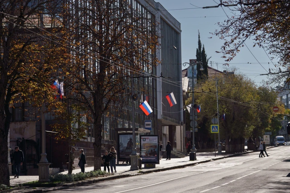 Севастополь украшают триколорами ко Дню народного единства. Фото: t.me/razvozhaev