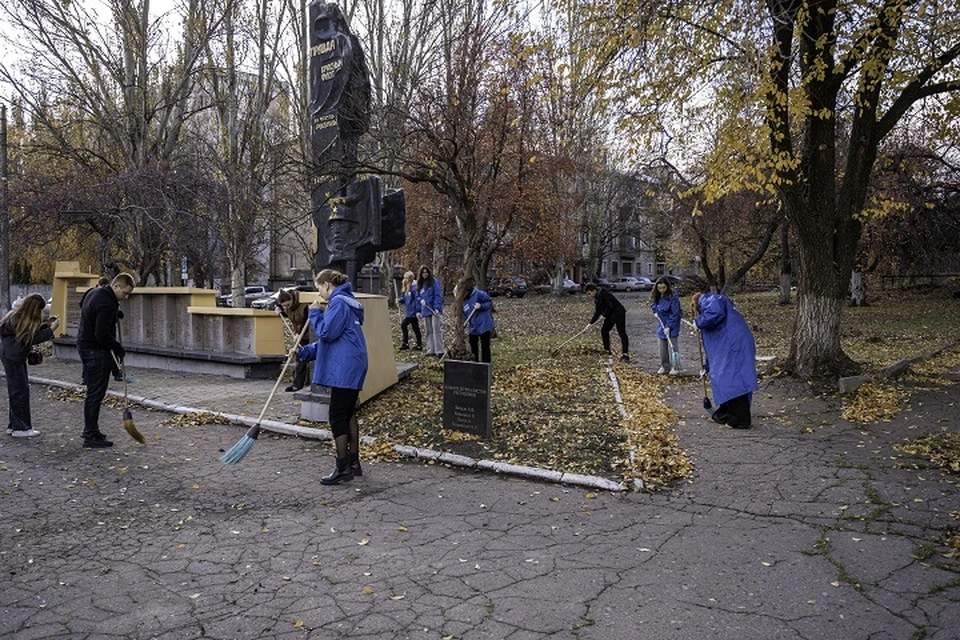 Молодежь ДНР провела субботник у памятника журналистам-фронтовикам в Донецке. Фото: Министерство молодежной политики ДНР
