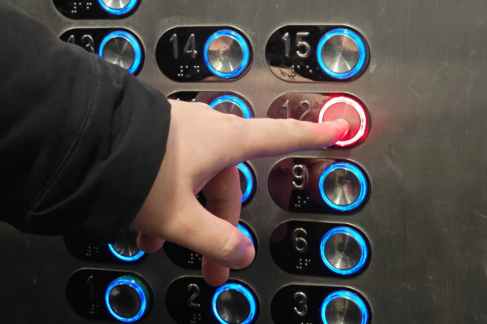 Неработающий лифт можно снять на видео.