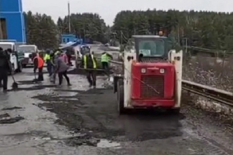 Уральцы вышли на борьбу с ямами. Фото: скриншот видео 4 канал