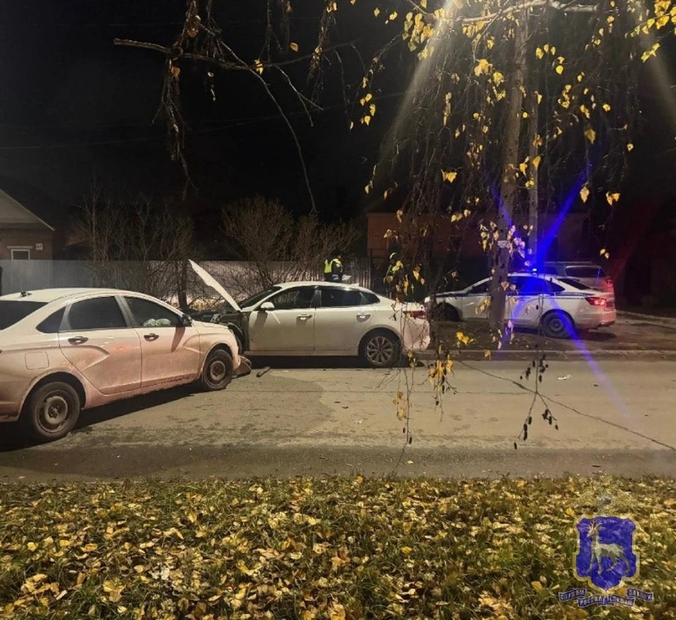 Машины столкнулись вечером.