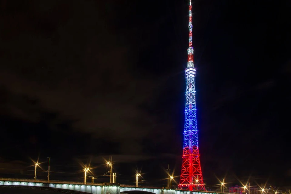 Подсветят три моста: Дворцовый, Троицкий и Бетанкура. Фото: Смольный