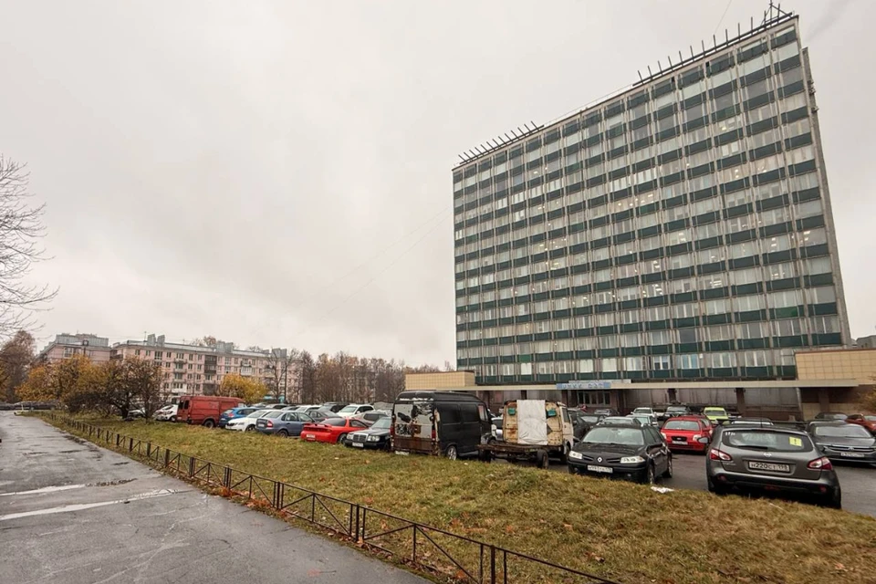 Сооружение займет территорию, где сейчас располагается парковка перед ЦНИИ судовой электротехники и технологии. Фото: telegram-канал «Подземник»