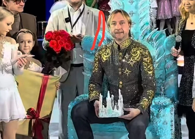 «Достойный короля льда»: Яна Рудковская подарала Плющенко торт-трон
