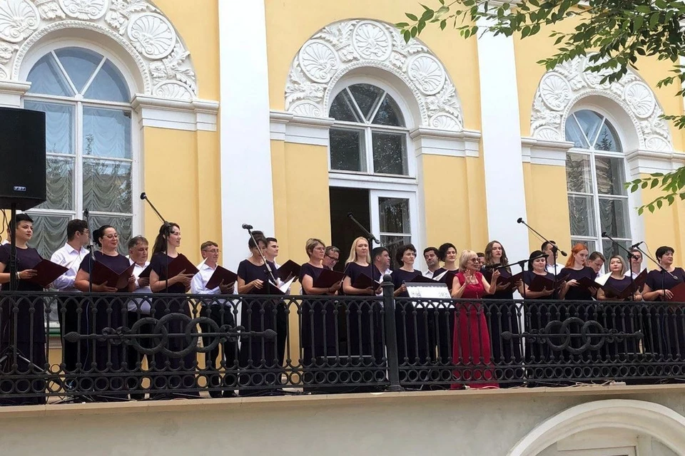 Артисты из разных территорий региона записали исполнение популярной песни «Матушка-земля». Фото: министерство культуры Оренбуржья