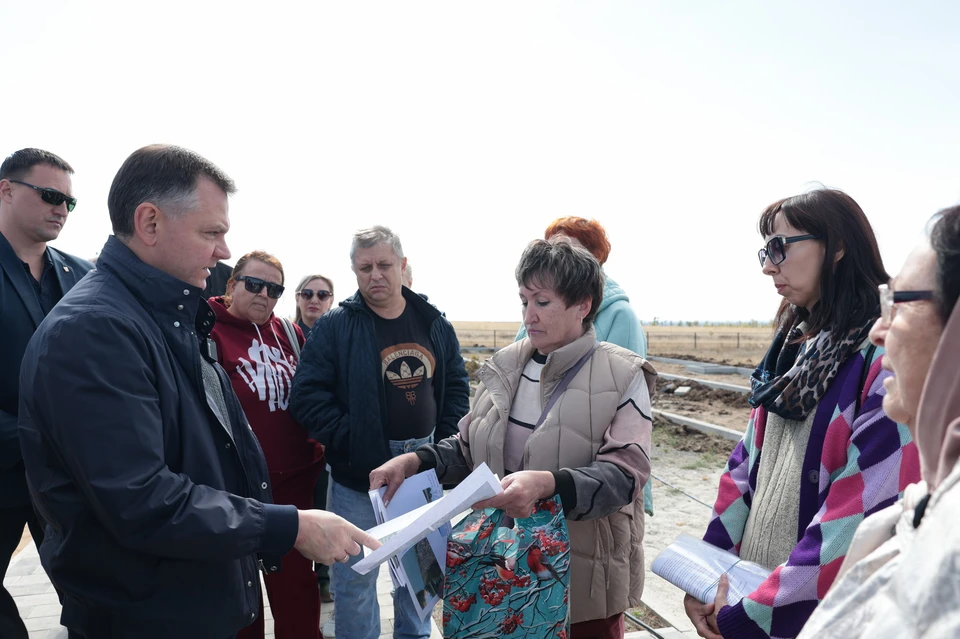 Во время рабочих поездок по региону губернатор всегда общается с местными жителями. Фото: пресс-служба губернатора Ростовской области