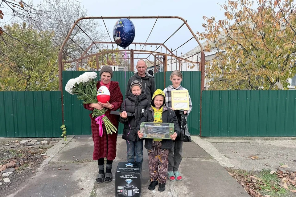 Подарков от губернатора было столько, что родным пришлось помогать их держать Фото: ТГ-канал Владимира Сальдо