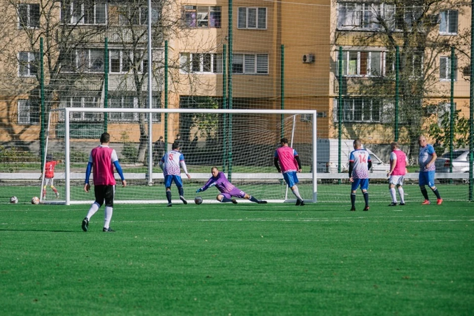 В Мариуполе прошел товарищеский матч по футболу с участием Санкт-Петербурга. Фото: ТГ/Кольцов