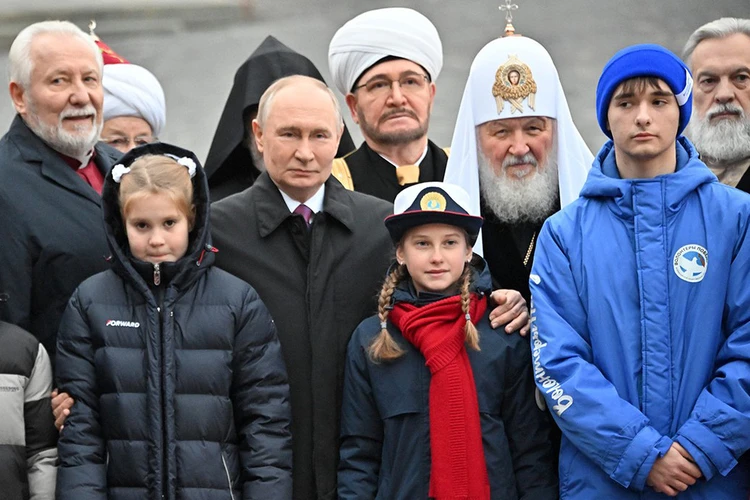 Девочка попросила у Владимира Путина подарок, и просьба потрясла президента: дети встретились с главой государства у Кремля