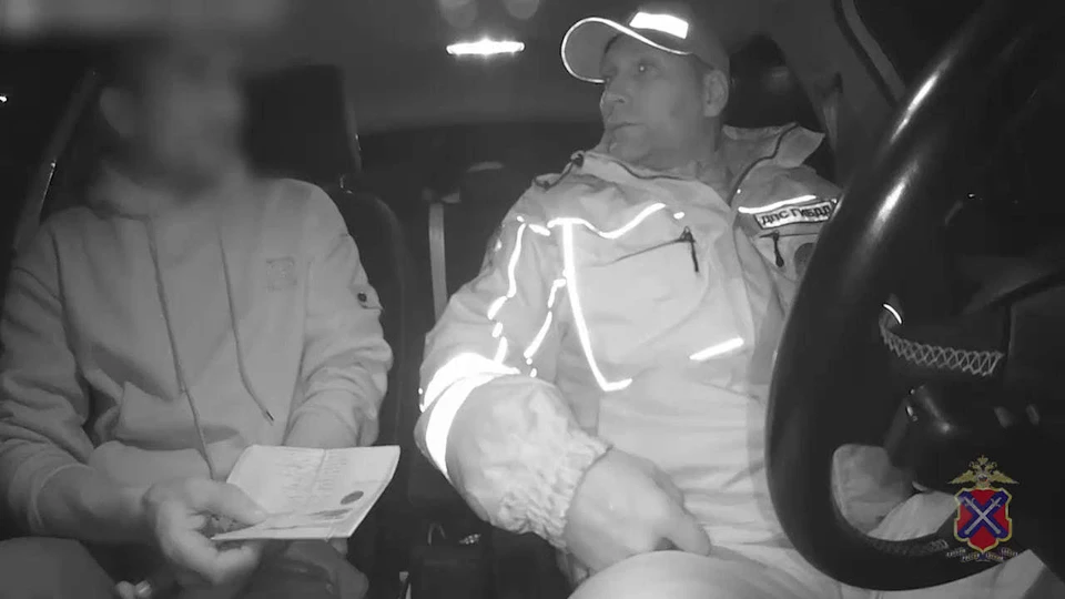 Полицейскому предложили взятку.