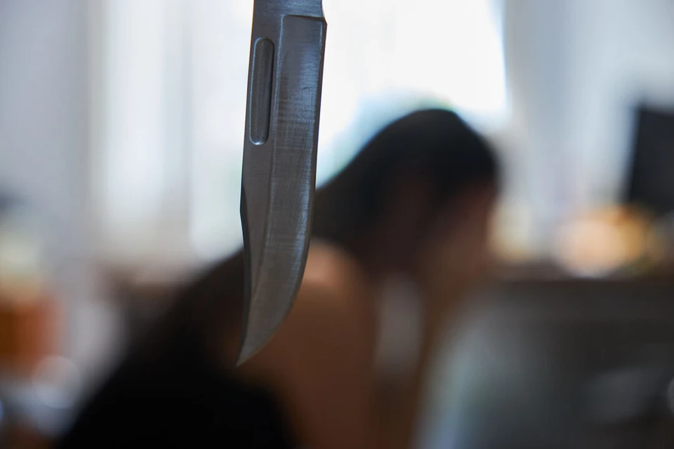 Мужчина угрожал ножом своей жене.