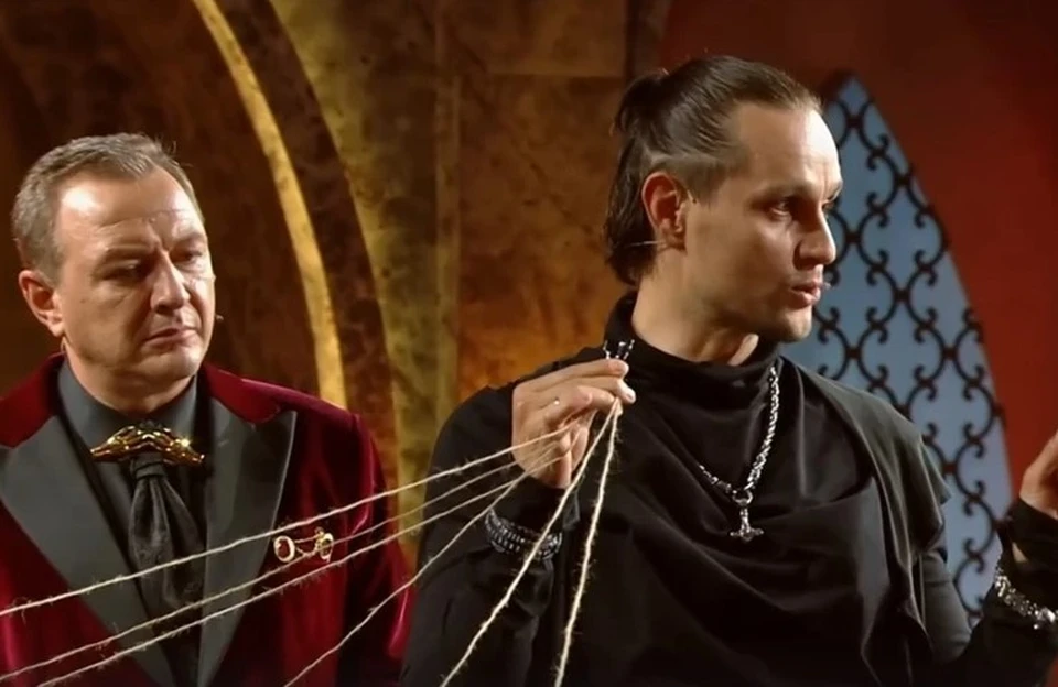 Илья Ларионов (справа) должен выступать в роли скептика. Кадр шоу «Экстрасенсы. Реванш» / ТНТ