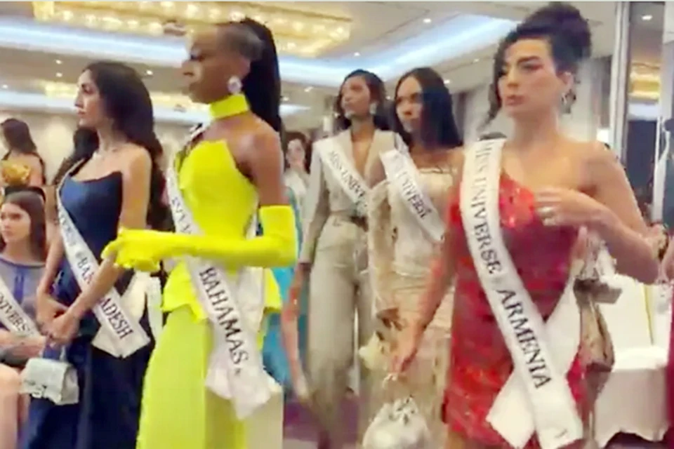 В знак солидарности зал покинули десять участниц