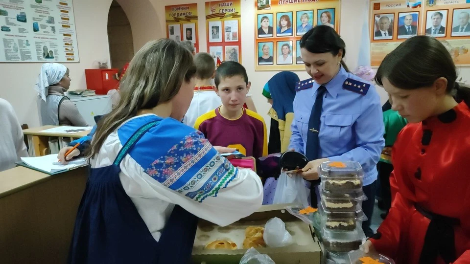 В Ульяновске на осенней ярмарке в «Доме детства» гости могли попробовать блины и салаты. ФОТО: тг-канал минсоцразвития УО