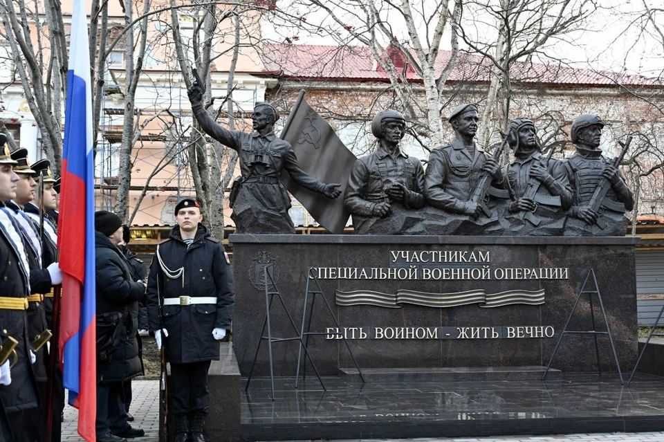 В Североморске состоялось открытие памятника участникам специальной военной операции. Фото: Администрация ЗАТО г. Североморск
