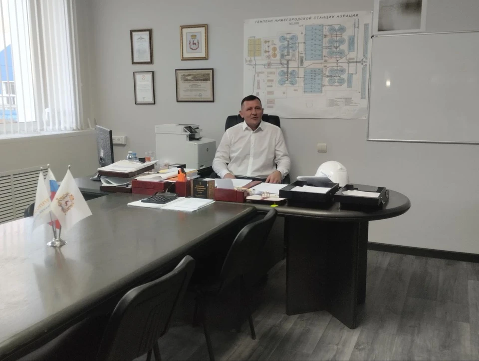 Дмитрий Сивохин показал свой рабочий кабинет.