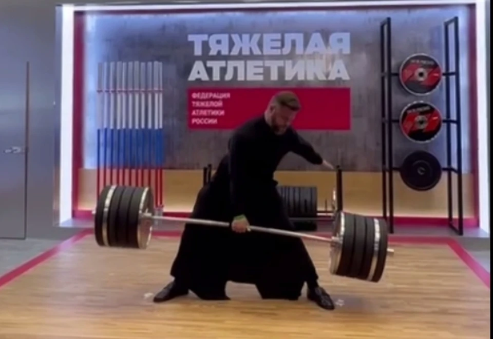 Батюшка поднял штангу. Фото: https://t.me/absatzmedia/146311