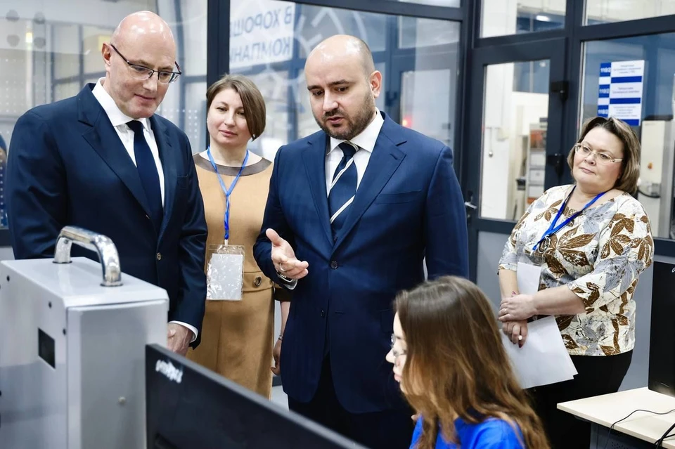 Дмитрий Чернышенко побывал на киберфизической фабрике. Фото: пресс-служба губернатора Самарской области