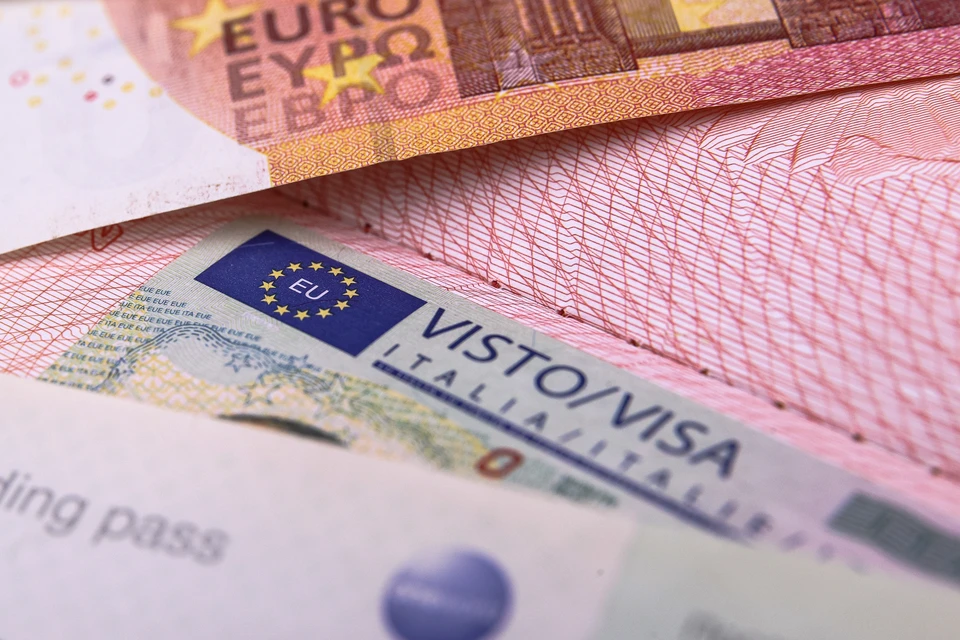 Еврокомиссия изучает дополнительные меры по ограничению выдачи виз гражданам РФ