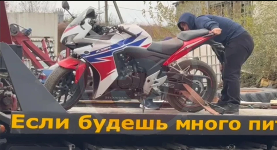 У фермера конфисковали даже мотоцикл. Фото: скрин с видео