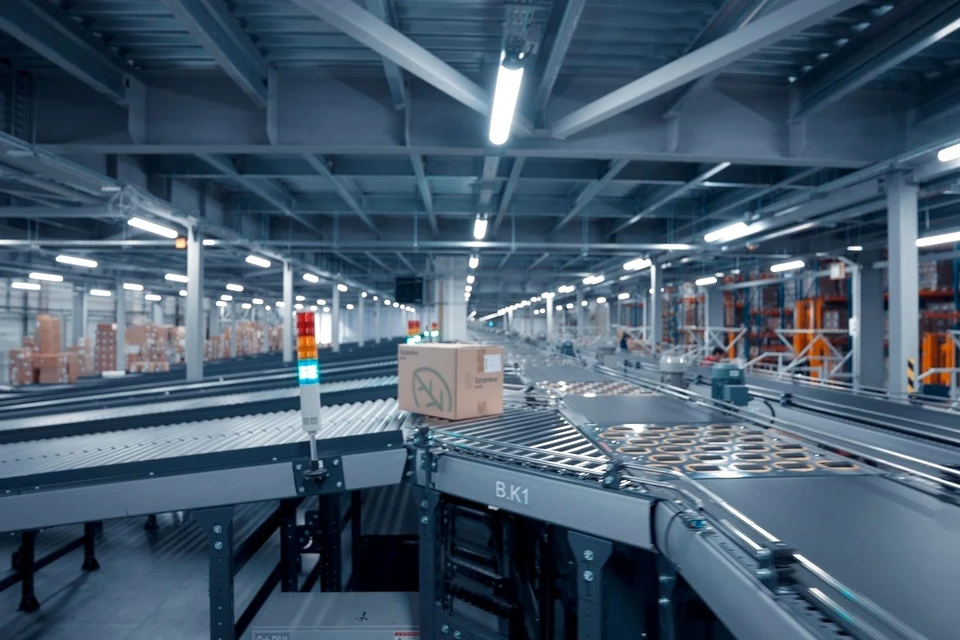 Современный склад похож на дороги будущего из фантастического фильма. Товары переезжают в разные стороны без участия человека. Фото: sorters.ru.