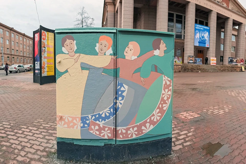 У ДК снова танцуют девушки. Фото: Александр Непогодин, администрация Челябинска