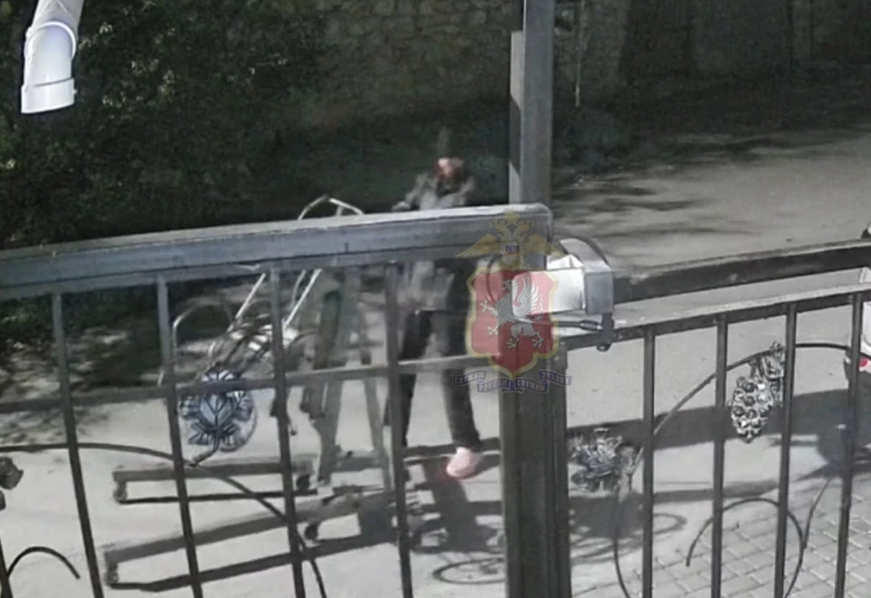 Действия гражданина зафиксировала камера видеонаблюдения. Фото: УМВД Севастополя