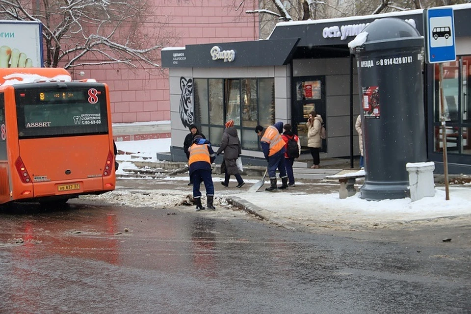 Мэр Хабаровска поручил посыпать дороги реагентом до часа пик