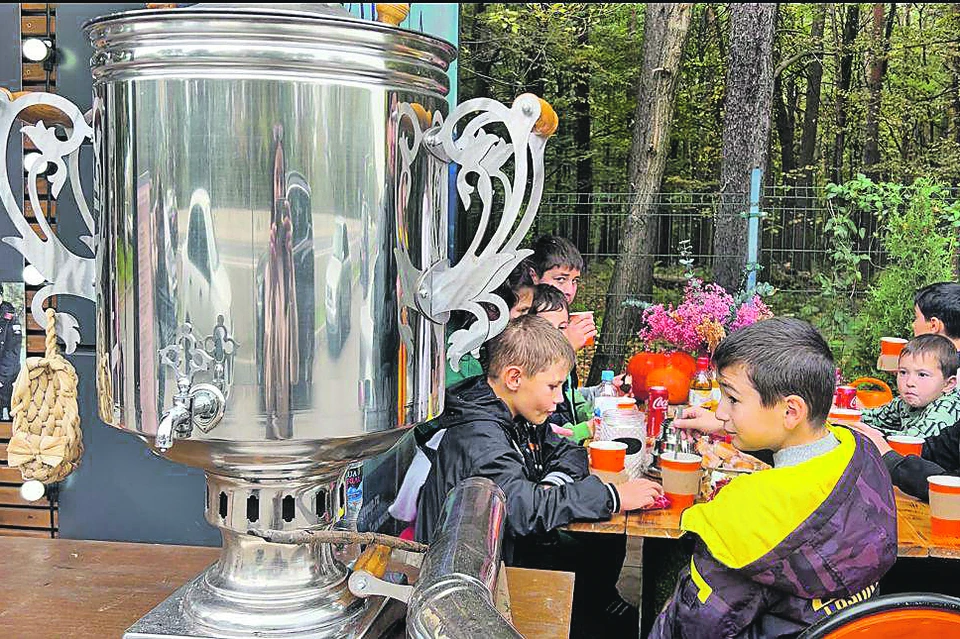 Чаепитие со сладостями стало доброй традицией для участников сеансов лесотерапии. Фонд «Защитники Отечества»
