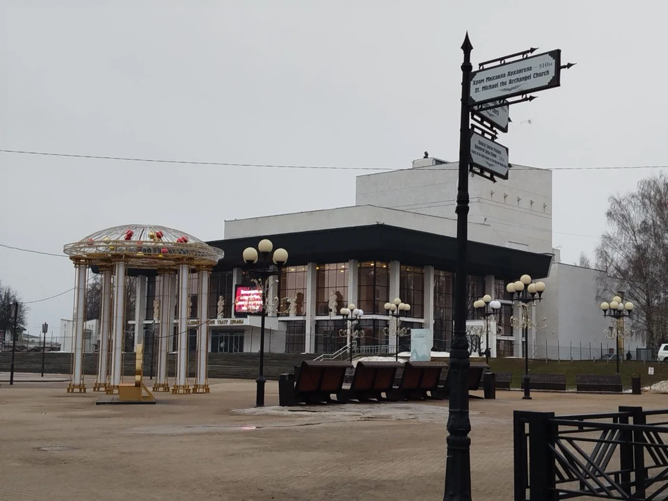 Табличка с указателем на Театральной площади.