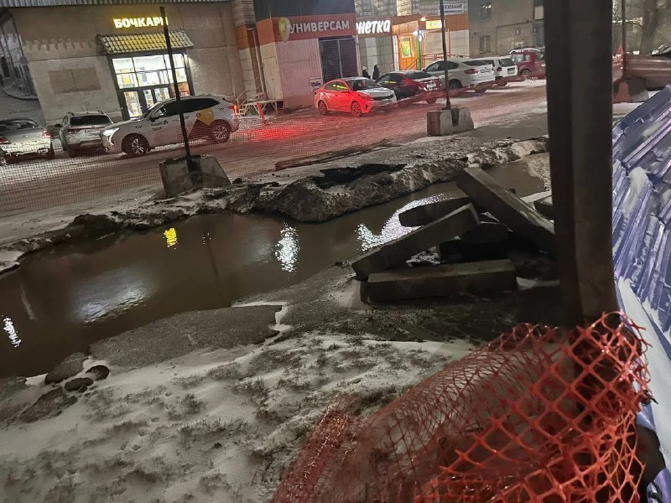 В Новосибирске затопило улицу Титова из-за аварии. Фото: Ирина Волчкова