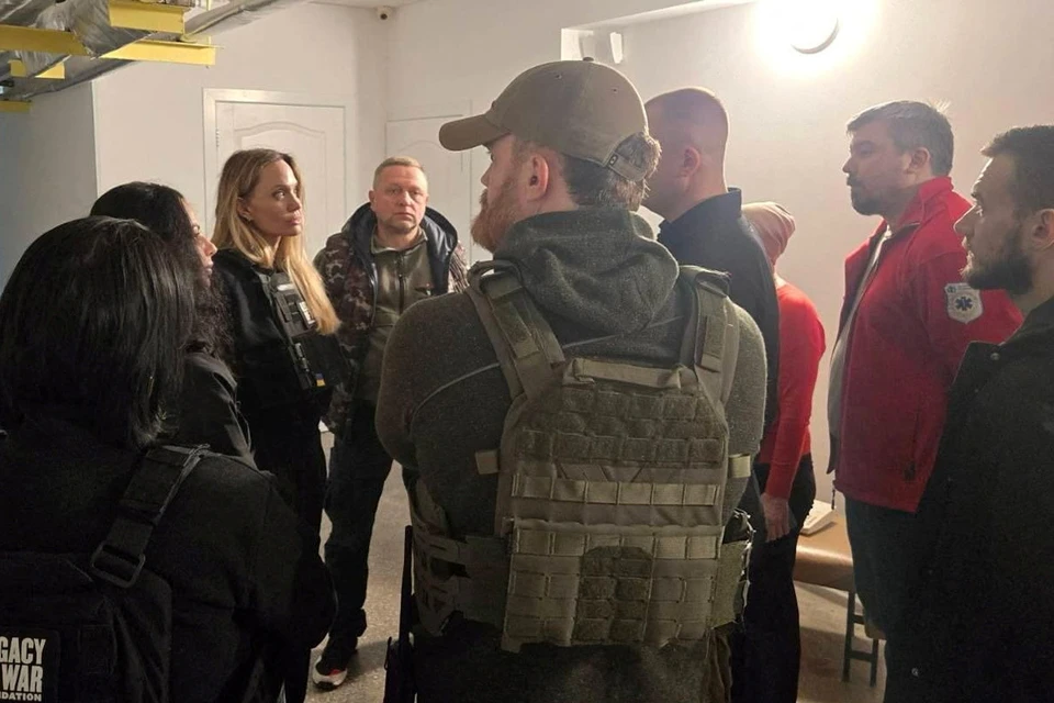 Скандал вокруг поездки Анджелины Джоли на Украину продолжается.