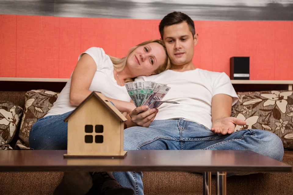 «КП» уже писала про такие ситуации, когда, приобретая квартиру у пожилого человека и вроде бы проверив все, что можно, покупатель в итоге остается и без денег, и без купленного жилья.