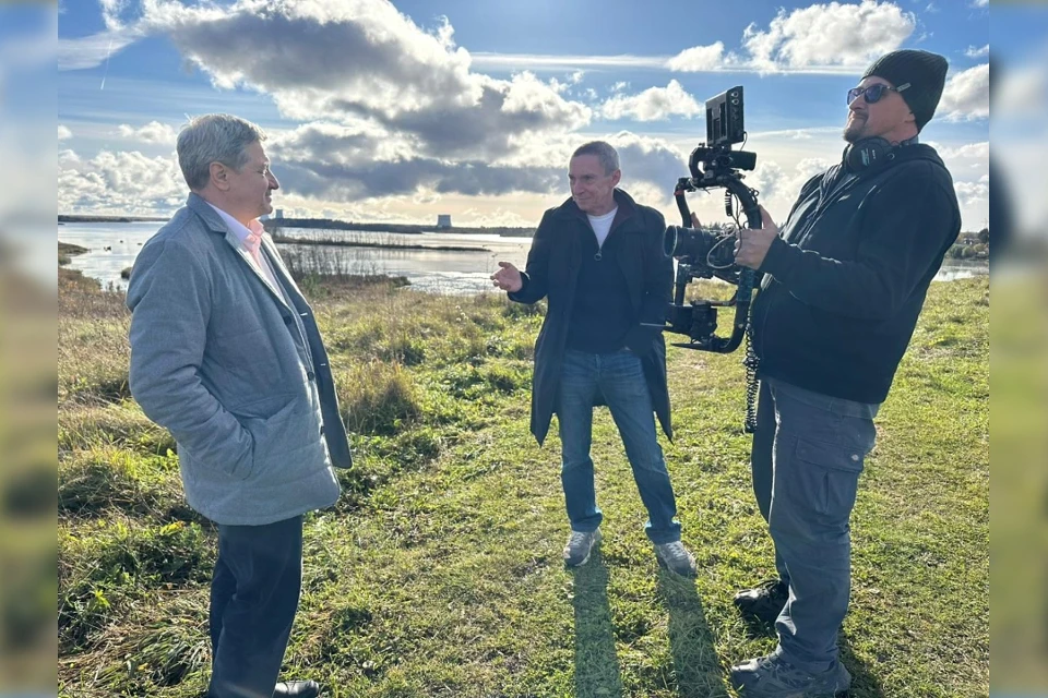 Эпизод съемок. Дмитрий Подушков (слева) и Андрей Селиванов, а также оператор. Фото: VK/Дмитрий Подушков