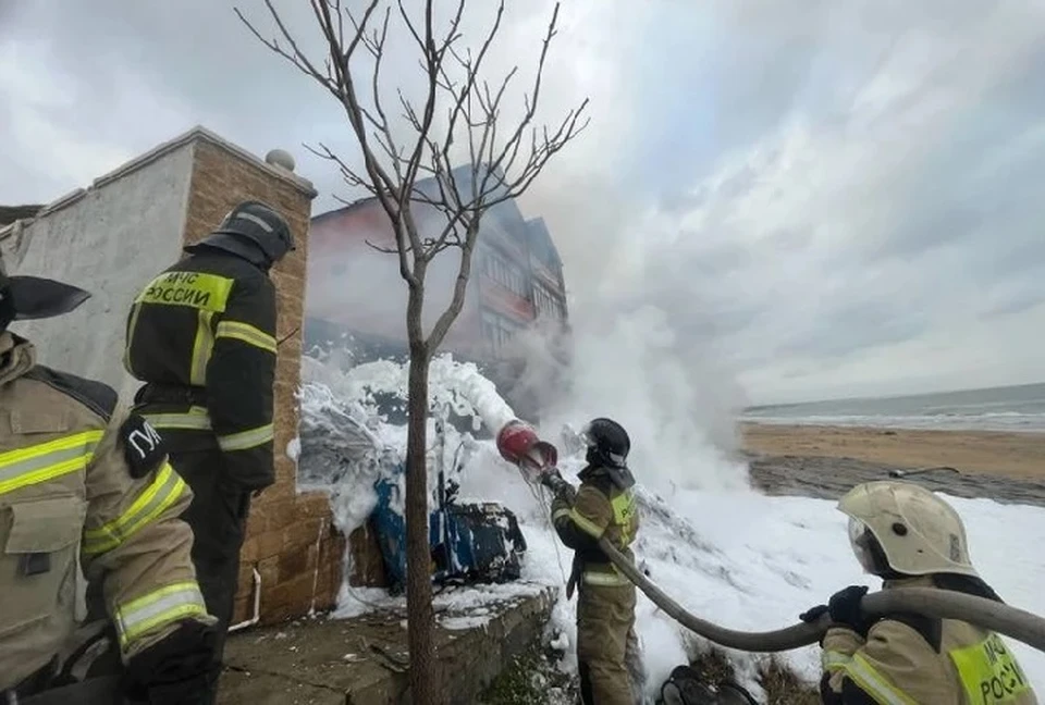 Пожарные потушили огонь в пострадавшем доме. Фото: социальные сети