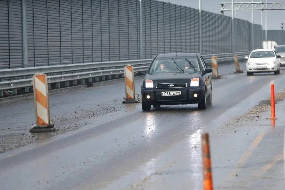 По мосту могут передвигаться только автомобили с ДВС. Фото: t.me/admkrai