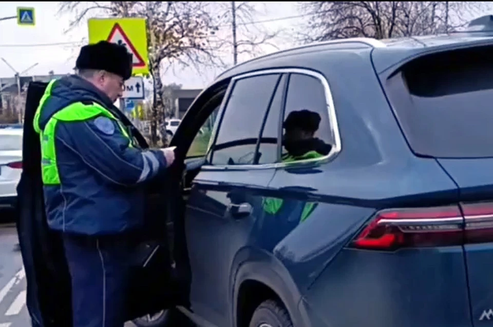 Сотрудники Госавтоинспекции на гражданских автомобилях фиксировали нарушения и передавали информацию ближайшим экипажам ДПС. Фото: Госавтоинспекция