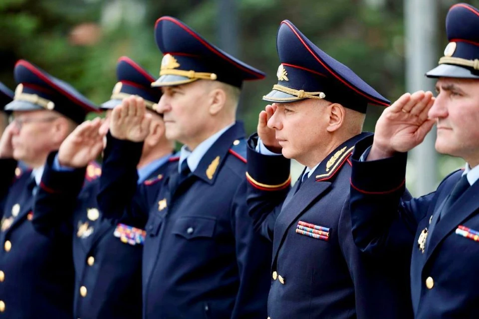 Александр Речицкий возложил цветы к памятнику погибшим сотрудникам МВД. Фото: Telegram-канал МВД.