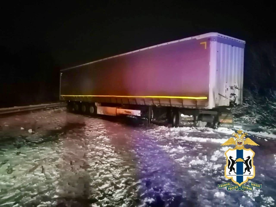 Движение по трассе Кемерово-Новосибирск перекрыто в обе стороны из-за аварии.